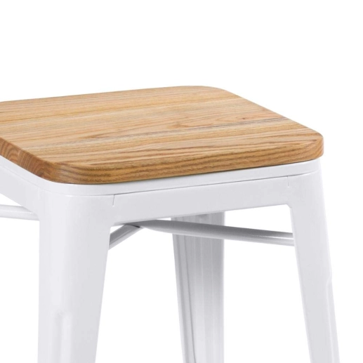 Kit com 4 Banquetas baixas Iron Tolix com assento de madeira rústica clara 45 cm - Branco Produto Kit com 4 Banquetas baixas Iron Tolix com assento de madeira rústica clara 45 cm - Branco